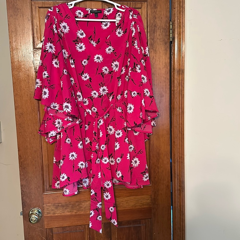 Pretty pink floral blouse
Wide sleeves
Great addition to any leggings
Size 18/20